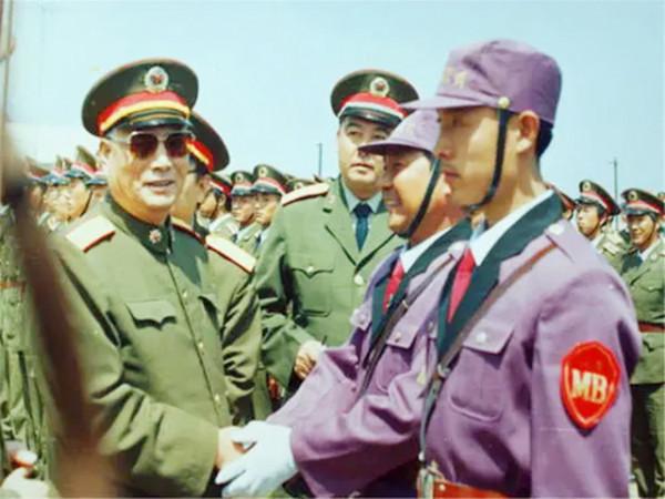 1998年張萬年在美國西點軍校演講，短短几句話，臺下響起熱烈掌聲