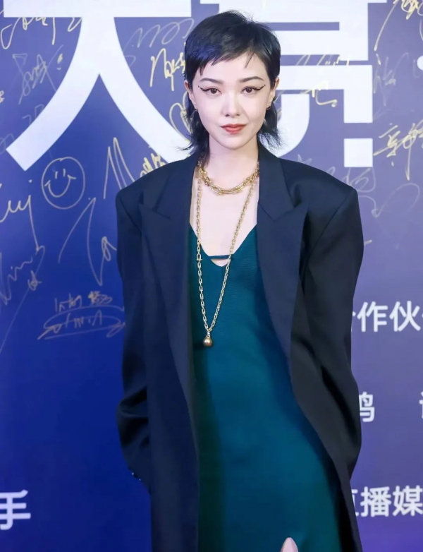 又來紅毯！林允這次有點美，陳數身材盡顯，但都不如陳都靈的綠裙