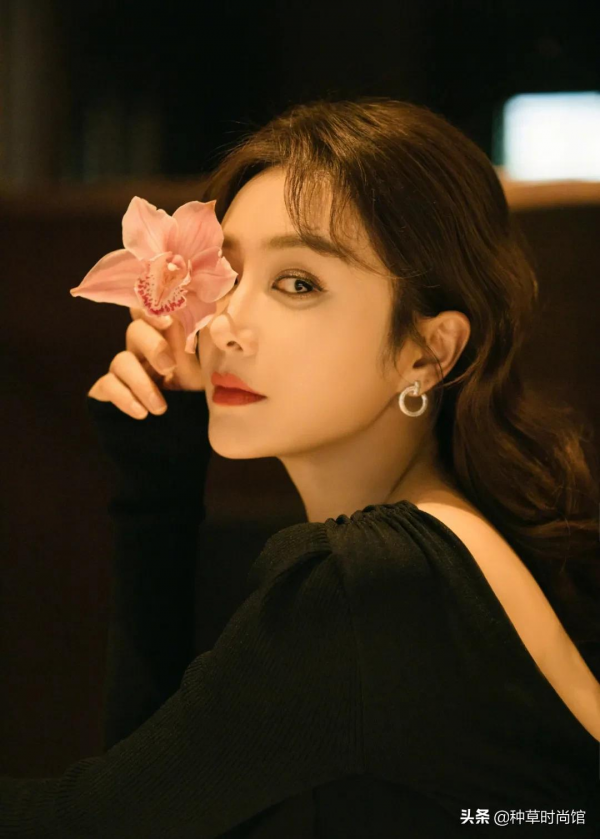 47歲周迅、張雨綺又談姐弟戀了！這屆男人不行？