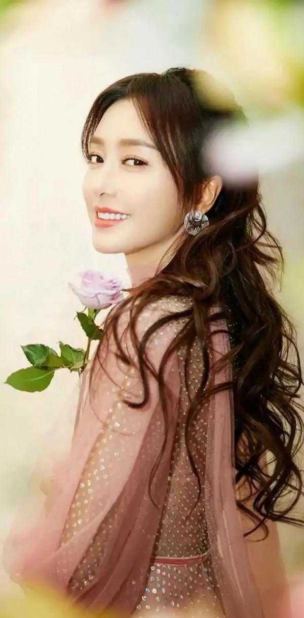 美豔絕倫的秦嵐