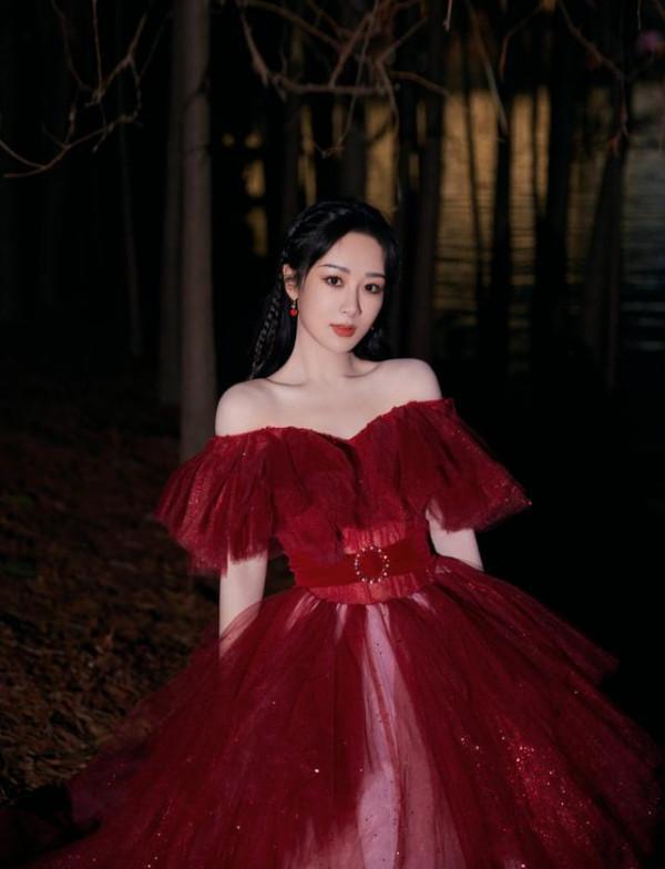 楊紫成跨年晚會收視率頂流，穿抹胸紗裙扮在逃公主，被驚豔到了