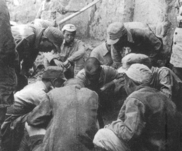 1946年，6千名解放軍被敵軍包圍，一地主站出來：我能幫你們突圍