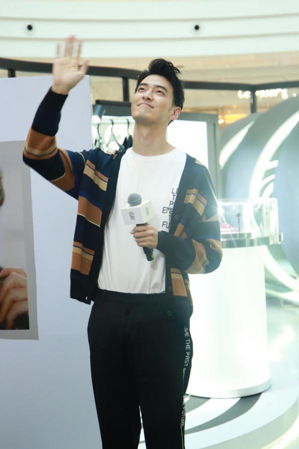 披荊斬棘的哥哥james李銖銜身穿白色T恤搭配條紋開衫摩登十足