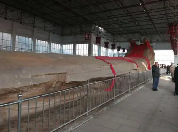 1988年，河北村民挖沙，挖出300多米石頭巨龍，專家研究至今