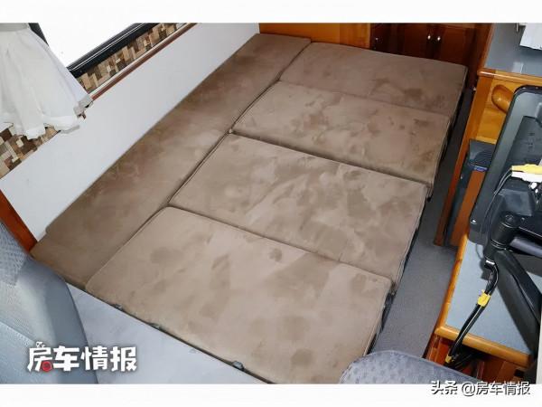 日產平頭輕卡房車,長度僅4.8米7座設計,能放3張床為啥還不擠? 日產平頭輕卡房車,長度僅4.8米7座設計,能放3張床為啥還不擠?