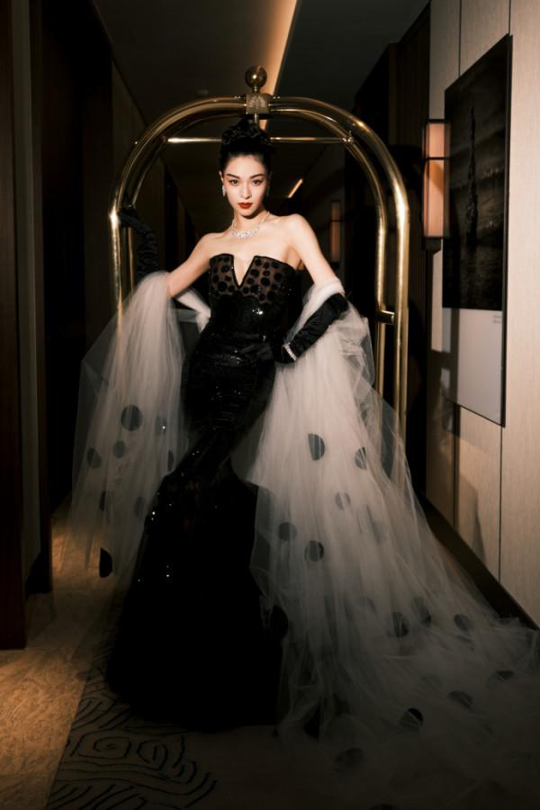 鍾楚曦一襲黑裙現身 塗紅唇風情萬種