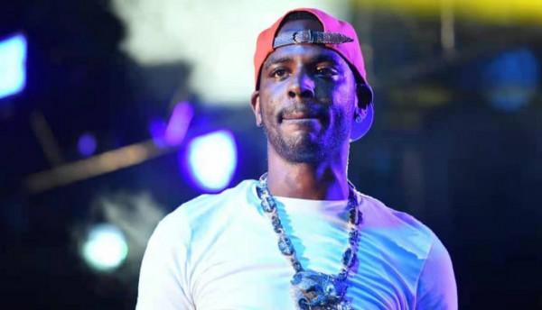 36歲歌手阿道夫橫死街頭，出門買個餅乾被擊斃，被殺原因尚不明確