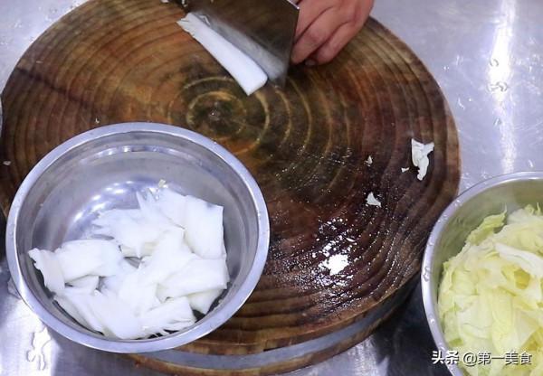 酸辣白菜想要好吃?學會這個技巧,清脆不出水,酸辣爽口又開胃 酸辣白菜想要好吃?學會這個技巧,清脆不出水,酸辣爽口又開胃