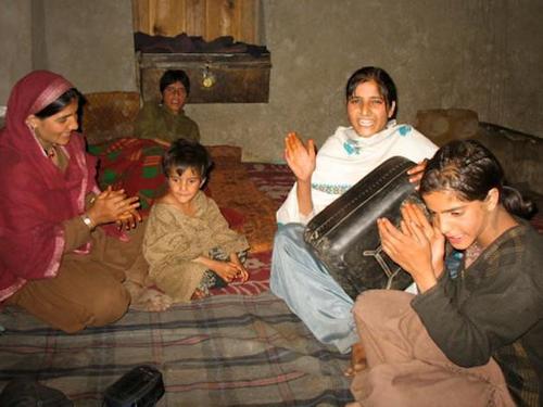 流浪200年,2003年達曼人終於加入中國國籍,如今家家懸掛五星紅旗 流浪200年,2003年達曼人終於加入中國國籍,如今家家懸掛五星紅旗