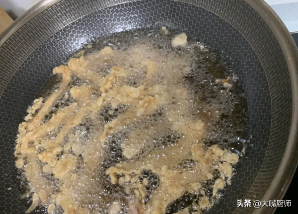 炸酥肉，別隻會用麵粉加雞蛋，多加3樣，外酥裡嫩，涼著吃也特香