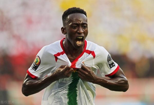 非洲杯5冠王拒絕冷門，揭幕戰2-1逆轉，對手5分鐘內連送兩記點球