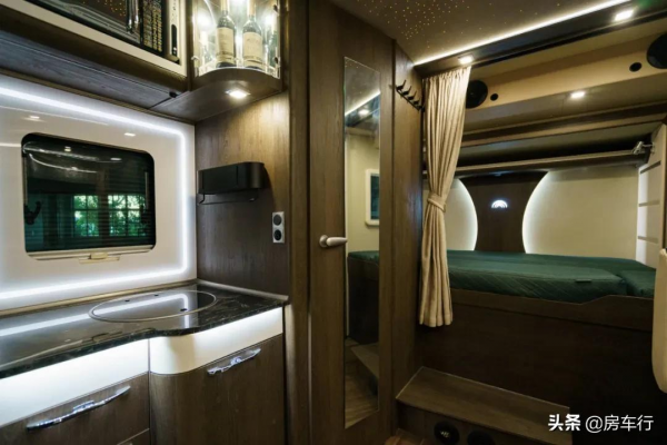 宇通新車重磅釋出：廊橋式線條，臉譜式配色，內有星空頂