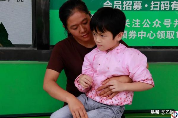 女童出生時腸子露在外面,醫生將其救活,未料幾個月後又遭重擊 女童出生時腸子露在外面,醫生將其救活,未料幾個月後又遭重擊