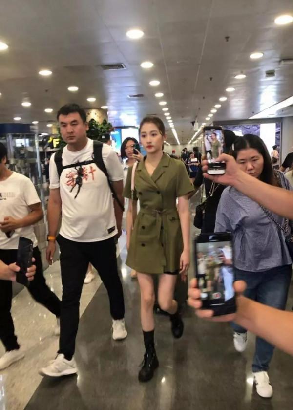 景甜關曉彤走機場,穿裙子秀長腿,個個驚豔!160cm沈月太會穿 景甜關曉彤走機場,穿裙子秀長腿,個個驚豔!160cm沈月太會穿
