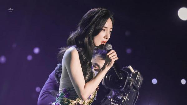 楊冪今晚造型封神！穿刺繡短裙亮相百花迎春晚會，珠光寶氣好華麗