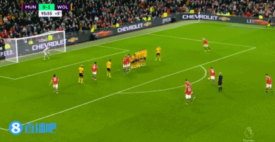 太拼了！比賽最後時刻瓊斯用頭從對方腳下爭來一個任意球