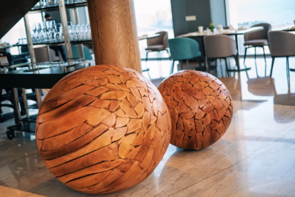 住進愛馬仕橙的房間，躺在高空看海景