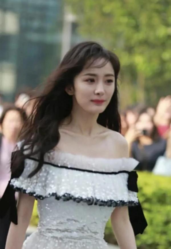 路人鏡頭下的楊冪,生圖太能打了,女明星都是這樣的嗎 路人鏡頭下的楊冪,生圖太能打了,女明星都是這樣的嗎