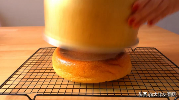 沒秤，沒打蛋器，沒烤箱，如何做出蓬鬆的無油蛋糕？