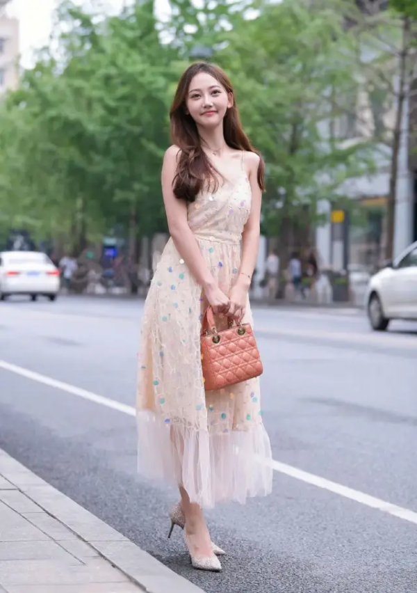 清涼校花的時尚穿搭連衣裙和高跟鞋，打造清新甜美女神範