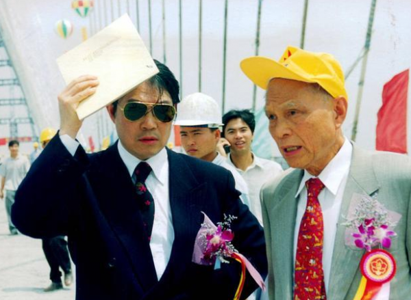 父親欠2百億，他找霍英東李嘉誠幫忙，賣公司給中遠海控賺3百億