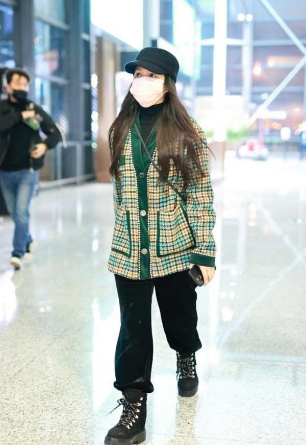 伊能靜終於認清年齡，穿格紋外套挺樸素的，有60後的樣子了