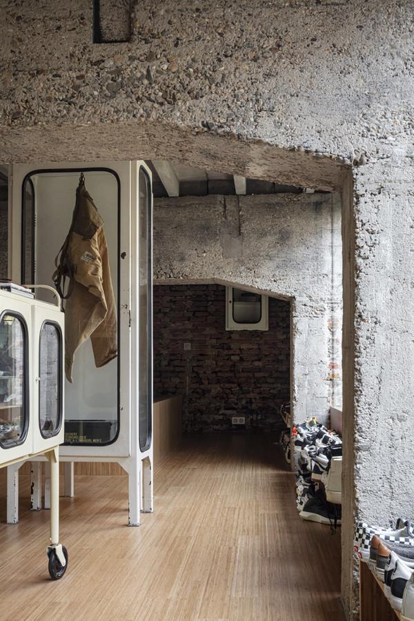 破舊的體育大樓改造成私人住宅:新與舊的碰撞 破舊的體育大樓改造成私人住宅:新與舊的碰撞