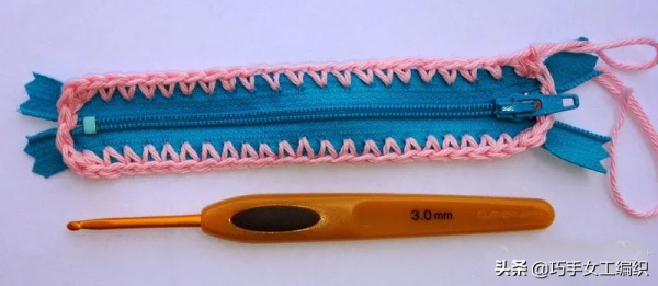 舊衣褲的拉鍊剪下來後，用鉤針戳一圈就有無數的收納