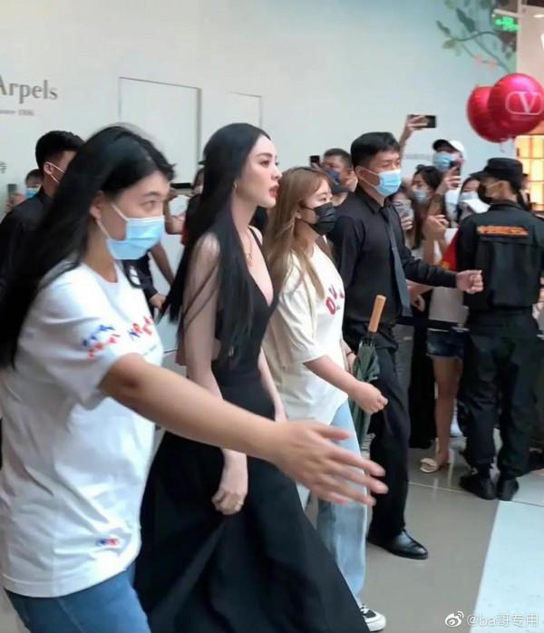 關曉彤和古力娜扎參加線下美妝活動，來看美女