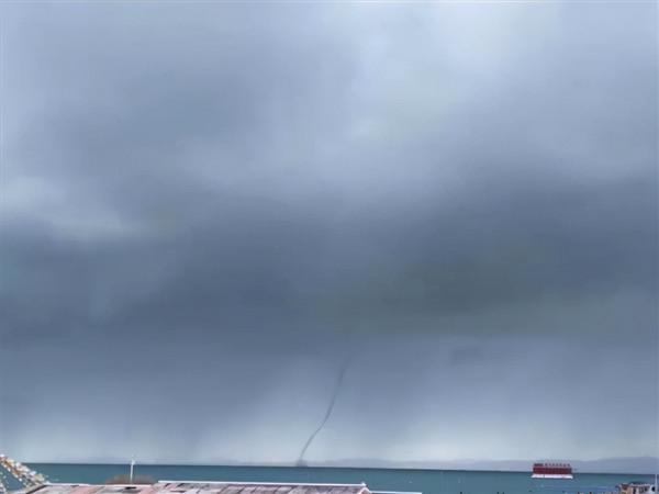 青海湖現龍吸水，水柱直通雲端，被“龍”吸走的水最後去哪裡了？