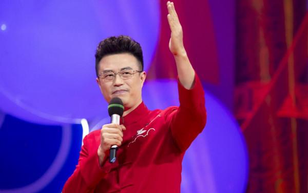 央視主持人白燕升：對殘疾妻子不離不棄，50歲才生二胎