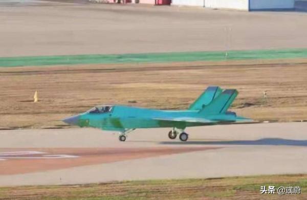 官刊封面就是搭載攻擊11無人機的076兩棲攻擊艦,這是在預示嗎? 官刊封面就是搭載攻擊11無人機的076兩棲攻擊艦,這是在預示嗎?