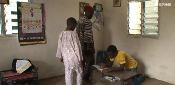 奈及利亞：日產石油200萬桶，老百姓卻窮得吃樹根，錢去哪兒了？