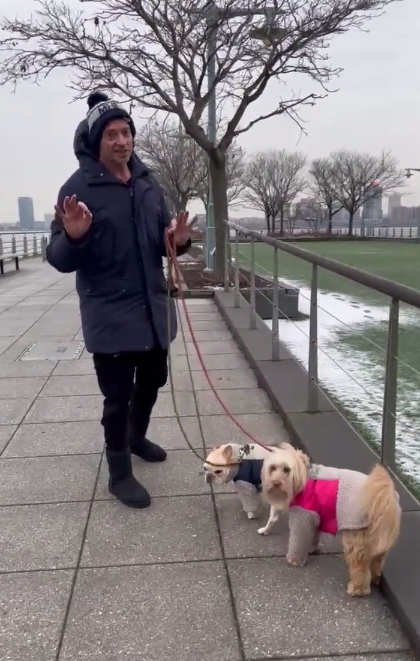 防彈少年團閔玧其感染新冠後，休·傑克曼也確診，喉嚨乾澀流鼻涕