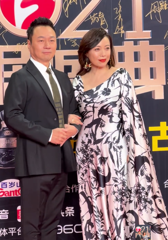 國劇盛典紅毯再引爭議，讓禮儀小姐穿薄裙，中途疑因太冷差點暈倒