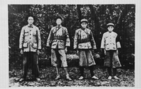 長征中,警衛員為救毛澤東而犧牲,主席為他蓋被,將辣椒粉灑墓上 長征中,警衛員為救毛澤東而犧牲,主席為他蓋被,將辣椒粉灑墓上