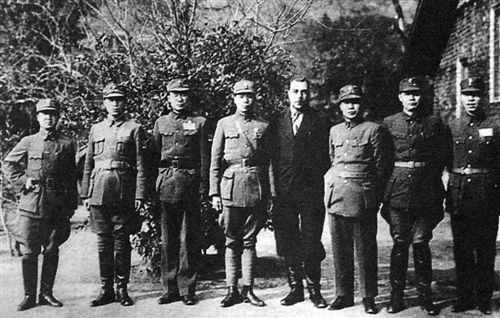 湘鄂贛游擊隊改編，與國民黨簽訂合作協議，遠在延安毛主席極不滿