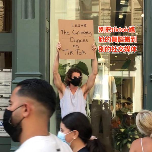 美國小哥一臉嚴肅,舉牌吐槽生活中的小事,非常有共鳴了 美國小哥一臉嚴肅,舉牌吐槽生活中的小事,非常有共鳴了