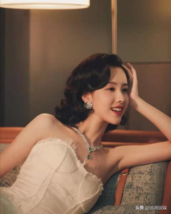 ELLE風尚大典女明星造型，baby熱巴發揮穩定，唐嫣風格不盡人意