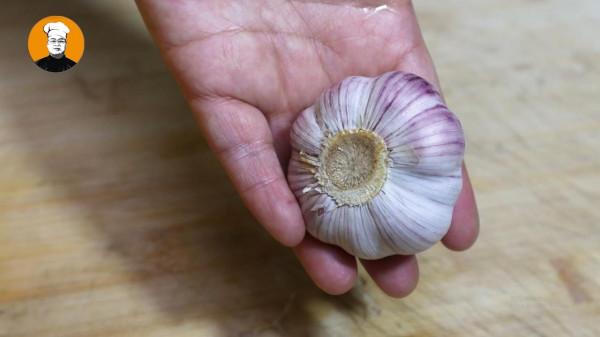 大蒜中倒入雪碧,原來飯店的糖蒜都是這樣醃的,難怪那麼好吃 大蒜中倒入雪碧,原來飯店的糖蒜都是這樣醃的,難怪那麼好吃