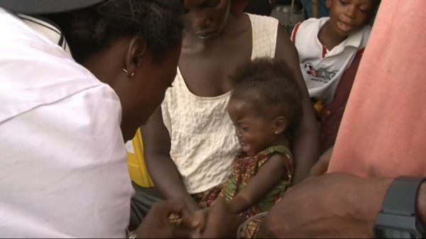 非洲瘋狂貨輪,竟然載上了2000人,遠遠看去就像一個漂浮的貧民窟 非洲瘋狂貨輪,竟然載上了2000人,遠遠看去就像一個漂浮的貧民窟