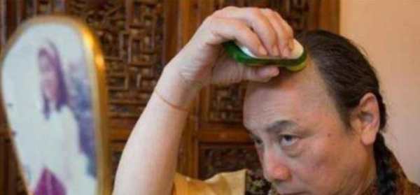 他自稱是多爾袞十世孫，為保留血統拒絕娶漢女，還向國家索要故宮