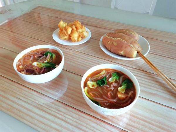 普通老百姓的餐桌，簡簡單單，花費不多，卻也吃得很香