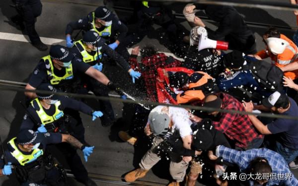 澳大利亞亂了！警察被抗議者撞倒在地並被踩踏，已抓數百人