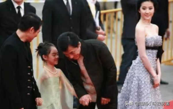 同是李連杰孩子，利智和黃秋燕的女兒，享受的父愛有差別