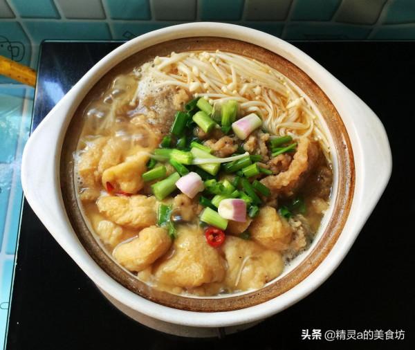 一款適合冬季吃的砂鍋菜，食材豐富又營養實惠，吃完渾身熱乎乎的