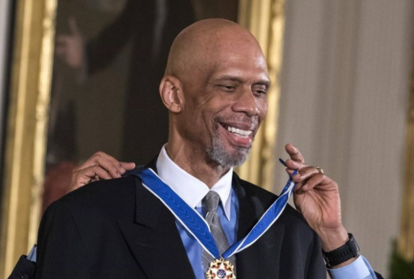 拉塞爾年事已高，如果他哪天退休，誰來接替他頒發FMVP獎盃？