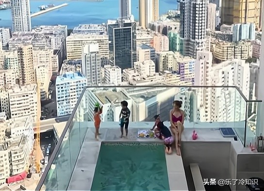 陳浩民靠妻子直播養家，往日泳池豪宅變舊房，老婆太拼等著買飛機