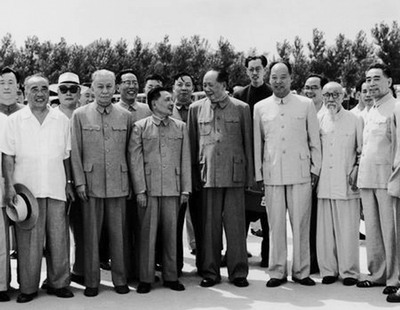 1992年鄧小平到深圳視察，握著一位企業家的手問：你是葉家老二嗎