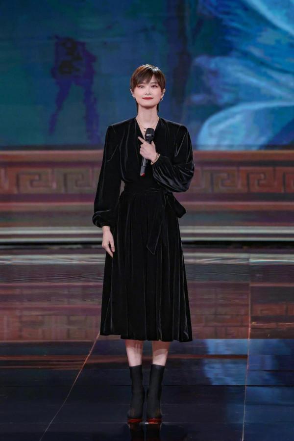 李宇春總算把自己往女人打扮了,短髮配上淺藍紗裙,美得不像話 李宇春總算把自己往女人打扮了,短髮配上淺藍紗裙,美得不像話